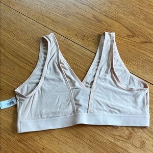 Everyday Wireless Soft V-Neck Bralette in Pale Pink